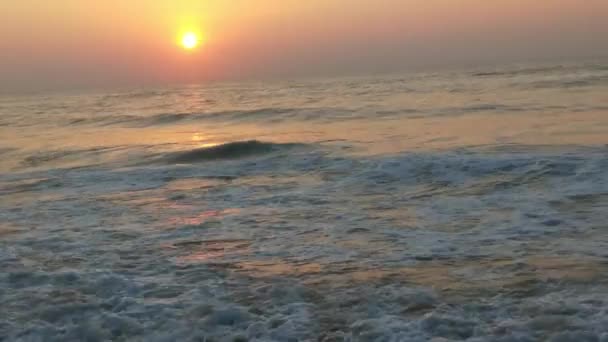 清晨日出在海滨 蓝色的浪花飘扬 多彩的冬日日出 寒冷的暴风雨和乌云在波罗的海上空掠过风景 金色的海浪拍打着地面 风景海洋海浪的运动环形波 海浪的波浪 — 图库视频影像