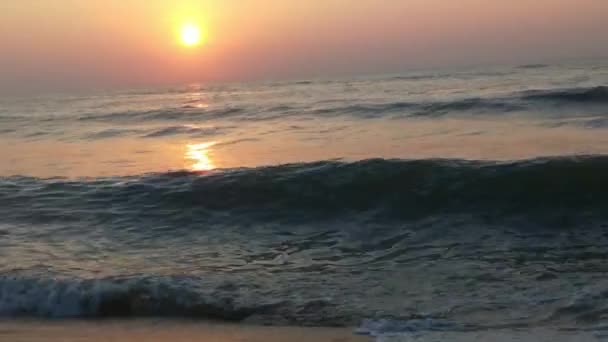海の海岸で早朝の日の出 青い波が流れている カラフルな冬の日の出 風景の中でバルト海の上に冷たい嵐の波と雲 地面に当たる黄金の海の波 海の波の動き 波の波の風景 — ストック動画