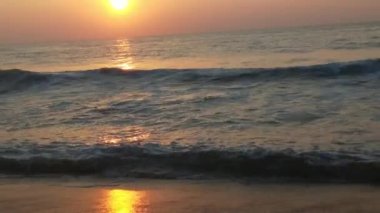Deniz dalgaları, deniz dalgaları, güzel kumsallar detaylı ve kristal berrak su ve kıyıda gökyüzü. Kuzey denizi üzerinde soğuk fırtınalı dalgalar ve bulutlar. Kuzey kıyısında kumlu bir sahilde büyük okyanus dalgaları, tropik okyanus dalgaları