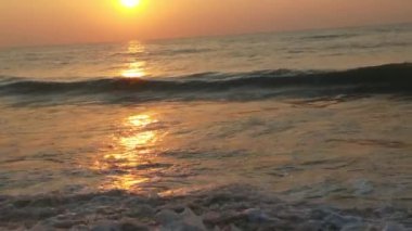 Deniz dalgaları, deniz dalgaları, güzel kumsallar detaylı ve kristal berrak su ve kıyıda gökyüzü. Kuzey denizi üzerinde soğuk fırtınalı dalgalar ve bulutlar. Kuzey kıyısında kumlu bir sahilde büyük okyanus dalgaları, tropik okyanus dalgaları