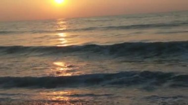 Deniz dalgaları, deniz dalgaları, güzel kumsallar detaylı ve kristal berrak su ve kıyıda gökyüzü. Kuzey denizi üzerinde soğuk fırtınalı dalgalar ve bulutlar. Kuzey kıyısında kumlu bir sahilde büyük okyanus dalgaları, tropik okyanus dalgaları