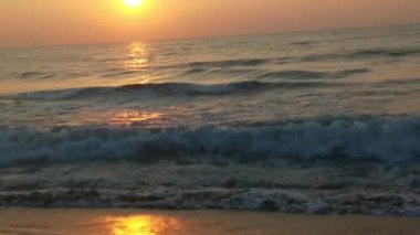 Deniz dalgaları, deniz dalgaları, güzel kumsallar detaylı ve kristal berrak su ve kıyıda gökyüzü. Kuzey denizi üzerinde soğuk fırtınalı dalgalar ve bulutlar. Kuzey kıyısında kumlu bir sahilde büyük okyanus dalgaları, tropik okyanus dalgaları