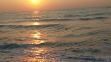 Deniz dalgaları, deniz dalgaları, güzel kumsallar detaylı ve kristal berrak su ve kıyıda gökyüzü. Kuzey denizi üzerinde soğuk fırtınalı dalgalar ve bulutlar. Kuzey kıyısında kumlu bir sahilde büyük okyanus dalgaları, tropik okyanus dalgaları