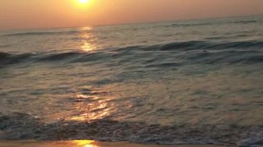 Deniz dalgaları, deniz dalgaları, güzel kumsallar detaylı ve kristal berrak su ve kıyıda gökyüzü. Kuzey denizi üzerinde soğuk fırtınalı dalgalar ve bulutlar. Kuzey kıyısında kumlu bir sahilde büyük okyanus dalgaları, tropik okyanus dalgaları