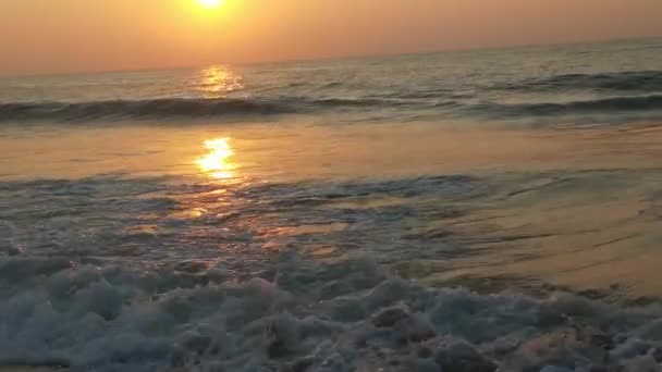 海の波の動きは波をループさせ 海の波 美しいビーチの詳細とクリスタルクリア水と海岸の空 北岸の砂浜での大きな破壊的な海洋波 熱帯海洋波 — ストック動画