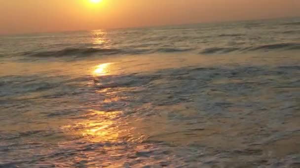 海の波の動きは波をループさせ 海の波 美しいビーチの詳細とクリスタルクリア水と海岸の空 北岸の砂浜での大きな破壊的な海洋波 熱帯海洋波 — ストック動画