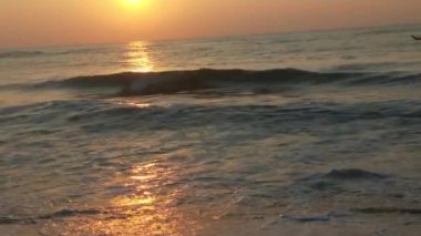 Deniz dalgaları, deniz dalgaları, güzel kumsallar detaylı ve kristal berrak su ve kıyıda gökyüzü. Kuzey denizi üzerinde soğuk fırtınalı dalgalar ve bulutlar. Kuzey kıyısında kumlu bir sahilde büyük okyanus dalgaları, tropik okyanus dalgaları