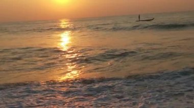 Deniz dalgaları, deniz dalgaları, güzel kumsallar detaylı ve kristal berrak su ve kıyıda gökyüzü. Kuzey denizi üzerinde soğuk fırtınalı dalgalar ve bulutlar. Kuzey kıyısında kumlu bir sahilde büyük okyanus dalgaları, tropik okyanus dalgaları