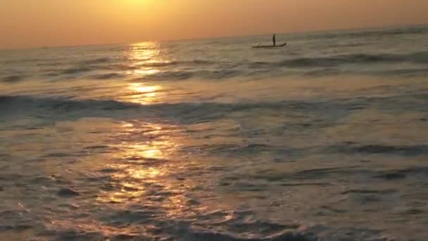 Silhouette Boat Fisherman Sea Sunrise Man Stand Paddling Sunset Fishing — Stock Video