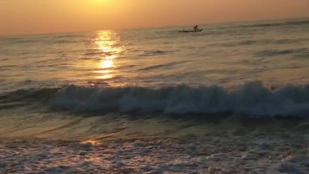 Silhouette Bateau Avec Pêcheur Dans Mer Lever Soleil Homme Debout — Video