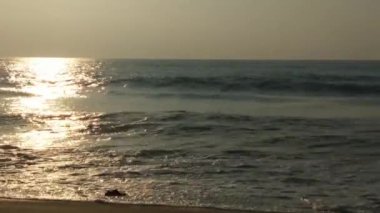 Güneşin doğuşunda balıkçıyla birlikte teknenin silueti Horizon Sunrise sahilinde güzel bir gün doğumu. Okyanus ve altın güneş doğuyor, parlak altın arka plan. Gün batımı. Gün batımında denizde balıkçı tekneleri. Balıkçı teknesinin gökyüzü silueti.. 