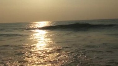 Güneşin doğuşunda balıkçıyla birlikte teknenin silueti Horizon Sunrise sahilinde güzel bir gün doğumu. Okyanus ve altın güneş doğuyor, parlak altın arka plan. Gün batımı. Gün batımında denizde balıkçı tekneleri. Balıkçı teknesinin gökyüzü silueti.. 