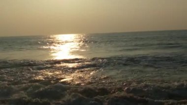 Kapalı deniz kumsalı. Panoramik plaj manzarası. Tropikal deniz manzarası ufkuna ilham ver. Turuncu ve altın rengi gün batımı gökyüzü sakinlik, dinlendirici güneş ışığı yaz havası. Tatil tatili afişi Atlantik Okyanusu üzerinde gün doğumu, okyanus dalgaları