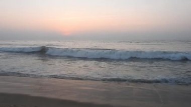 Kapalı deniz kumsalı. Panoramik plaj manzarası. Tropikal deniz manzarası ufkuna ilham ver. Turuncu ve altın rengi gün batımı gökyüzü sakinlik, dinlendirici güneş ışığı yaz havası. Tatil tatili afişi Atlantik Okyanusu üzerinde gün doğumu, okyanus dalgaları