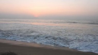 Kapalı deniz kumsalı. Panoramik plaj manzarası. Tropikal deniz manzarası ufkuna ilham ver. Turuncu ve altın rengi gün batımı gökyüzü sakinlik, dinlendirici güneş ışığı yaz havası. Tatil tatili afişi Atlantik Okyanusu üzerinde gün doğumu, okyanus dalgaları