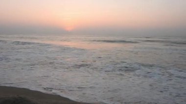 Kapalı deniz kumsalı. Panoramik plaj manzarası. Tropikal deniz manzarası ufkuna ilham ver. Turuncu ve altın rengi gün batımı gökyüzü sakinlik, dinlendirici güneş ışığı yaz havası. Tatil tatili afişi Atlantik Okyanusu üzerinde gün doğumu, okyanus dalgaları