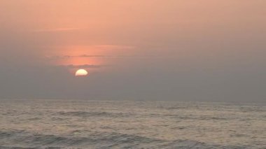 Kapalı deniz kumsalı. Panoramik plaj manzarası. Tropikal deniz manzarası ufkuna ilham ver. Turuncu ve altın rengi gün batımı gökyüzü sakinlik, dinlendirici güneş ışığı yaz havası. Tatil tatili afişi Atlantik Okyanusu üzerinde gün doğumu, okyanus dalgaları