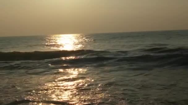 Silueta Del Barco Con Pescador Mar Amanecer Hermosa Salida Del — Vídeo de stock