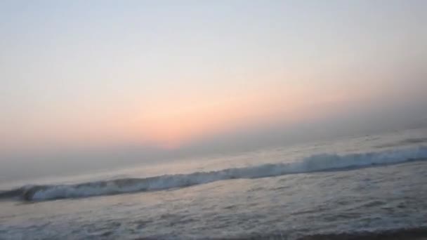 해변을 봉쇄하는 파노라마 풍경의 지평선을 오렌지와 황금빛 하늘은 여름철의 햇살을 — 비디오
