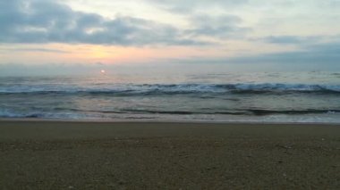 Kapalı deniz kumsalı. Panoramik plaj manzarası. Tropikal deniz manzarası ufkuna ilham ver. Turuncu ve altın rengi gün batımı gökyüzü sakinlik, dinlendirici güneş ışığı yaz havası. Tatil tatili afişi Deniz dalgaları dalgalar dalgalar deniz dalgaları.