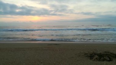 Kapalı deniz kumsalı. Panoramik plaj manzarası. Tropikal deniz manzarası ufkuna ilham ver. Turuncu ve altın rengi gün batımı gökyüzü sakinlik, dinlendirici güneş ışığı yaz havası. Tatil tatili afişi Deniz dalgaları dalgalar dalgalar deniz dalgaları.