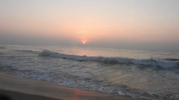 Sonnenaufgang Über Dem Atlantik Meereswellen Die Eine Landschaftsbewegung Auslösen Video — Stockvideo
