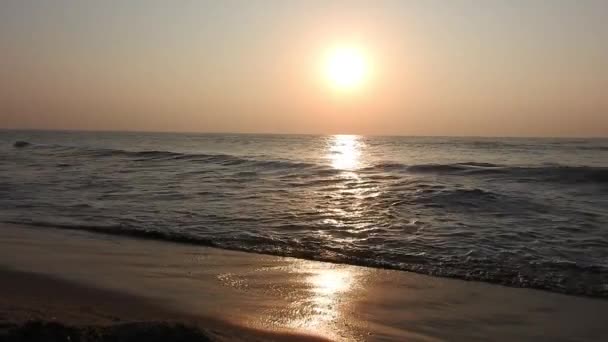 大西洋上の日の出 海の波が風景運動を流れています 海と自然の海岸の映像です カラフルな冬の日の出 風景ビデオでバルト海の冷たい嵐の波と雲 熱帯のビーチでロマンチックな日の出 海の波 — ストック動画