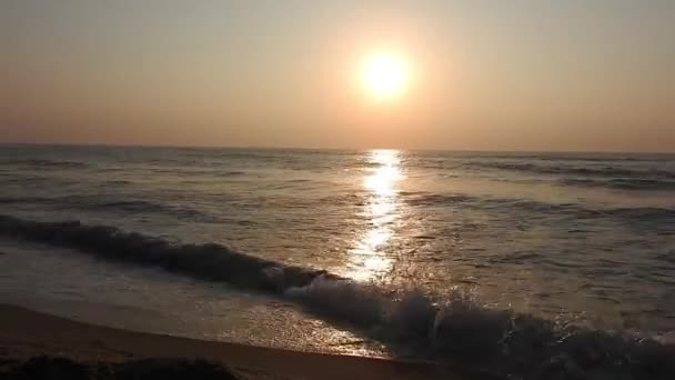 대서양 떠오르고 대양의 파도는 풍경의 움직임을 흐른다 바다와 자연의 해변에 — 비디오