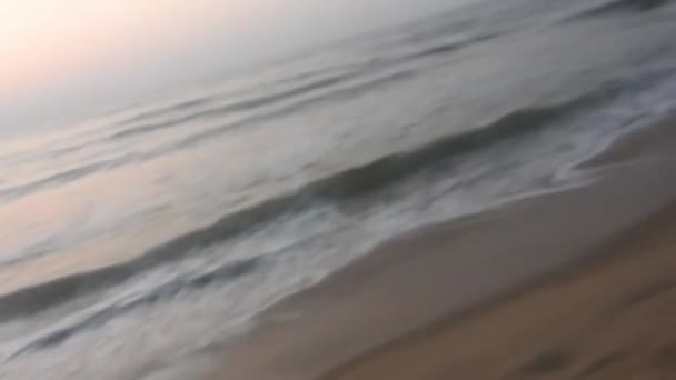 大西洋上の日の出 海の波が風景運動を流れています 海と自然の海岸の映像です カラフルな冬の日の出 風景ビデオでバルト海の冷たい嵐の波と雲 熱帯のビーチでロマンチックな日の出 海の波 — ストック動画