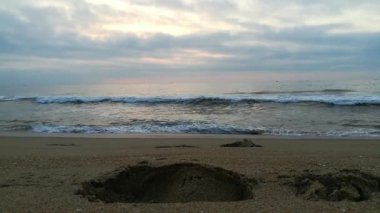 Kapalı deniz kumsalı. Panoramik plaj manzarası. Tropikal deniz manzarası ufkuna ilham ver. Turuncu ve altın rengi gün batımı gökyüzü sakinlik, dinlendirici güneş ışığı yaz havası. Tatil tatili afişi. Atlantik Okyanusu üzerinde gün doğumu, Okyanus dalgaları