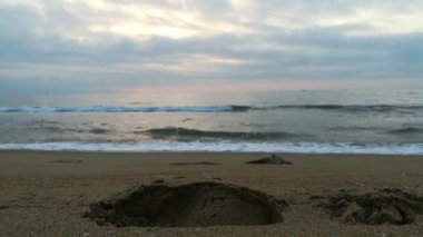 Kapalı deniz kumsalı. Panoramik plaj manzarası. Tropikal deniz manzarası ufkuna ilham ver. Turuncu ve altın rengi gün batımı gökyüzü sakinlik, dinlendirici güneş ışığı yaz havası. Tatil tatili afişi. Atlantik Okyanusu üzerinde gün doğumu, Okyanus dalgaları