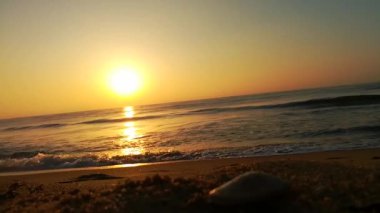 Atlantik Okyanusu üzerinde gün doğumu, okyanus dalgaları bir manzara hareketi. Denizin ve doğanın kıyılarının videosu. Yaz günü Phuket plajı, deniz kumu ve gökyüzü. Yaz günü deniz manzaralı bir yer. Plaj bölgesi. Kapalı deniz kumsalı. Panoramik deniz