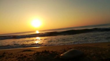 Atlantik Okyanusu üzerinde gün doğumu, okyanus dalgaları bir manzara hareketi. Denizin ve doğanın kıyılarının videosu. Yaz günü Phuket plajı, deniz kumu ve gökyüzü. Yaz günü deniz manzaralı bir yer. Plaj bölgesi. Kapalı deniz kumsalı. Panoramik deniz