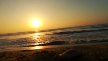 Atlantik Okyanusu üzerinde gün doğumu, okyanus dalgaları bir manzara hareketi. Denizin ve doğanın kıyılarının videosu. Yaz günü Phuket plajı, deniz kumu ve gökyüzü. Yaz günü deniz manzaralı bir yer. Plaj bölgesi. Kapalı deniz kumsalı. Panoramik deniz