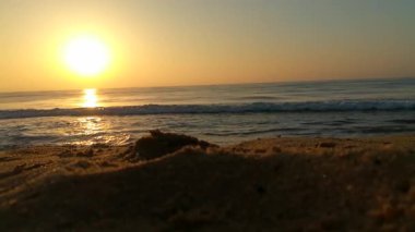 Atlantik Okyanusu üzerinde gün doğumu, okyanus dalgaları bir manzara hareketi. Denizin ve doğanın kıyılarının videosu. Yaz günü Phuket plajı, deniz kumu ve gökyüzü. Yaz günü deniz manzaralı bir yer. Plaj bölgesi. Kapalı deniz kumsalı. Panoramik deniz