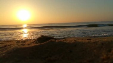 Atlantik Okyanusu üzerinde gün doğumu, okyanus dalgaları bir manzara hareketi. Denizin ve doğanın kıyılarının videosu. Yaz günü Phuket plajı, deniz kumu ve gökyüzü. Yaz günü deniz manzaralı bir yer. Plaj bölgesi. Kapalı deniz kumsalı. Panoramik deniz