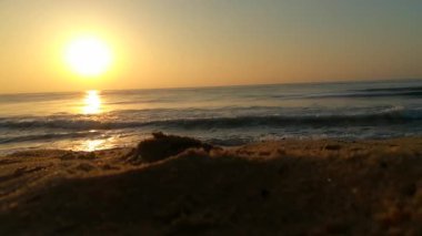 Atlantik Okyanusu üzerinde gün doğumu, okyanus dalgaları bir manzara hareketi. Denizin ve doğanın kıyılarının videosu. Yaz günü Phuket plajı, deniz kumu ve gökyüzü. Yaz günü deniz manzaralı bir yer. Plaj bölgesi. Kapalı deniz kumsalı. Panoramik deniz