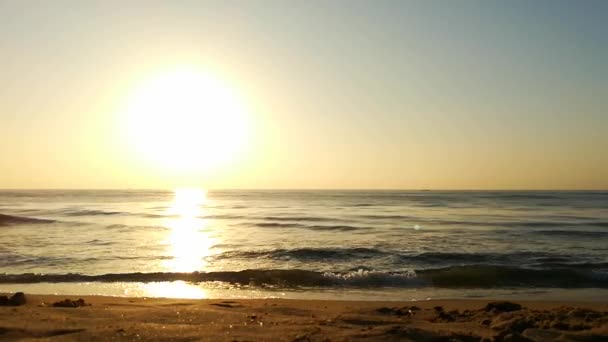 Ранним Утром Восход Солнца Берегу Моря Синие Волны Текут Красочный — стоковое видео