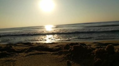 Atlantik Okyanusu üzerinde gün doğumu, okyanus dalgaları bir manzara hareketi. Denizin ve doğanın kıyılarının videosu. Renkli kış gündoğumu. Soğuk fırtınalı dalgalar ve Baltık Denizi üzerindeki bulutlar manzara videosunda. Tropikal bir sahilde, altın ışıltılı romantik bir gün doğumu.