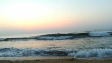 Kapalı deniz kumsalı. Panoramik plaj manzarası. Tropikal deniz manzarası ufkuna ilham ver. Turuncu ve altın rengi gün batımı gökyüzü sakinlik, dinlendirici güneş ışığı yaz havası. Tatil tatili afişi. Atlantik Okyanusu üzerinde gün doğumu, Okyanus dalgaları
