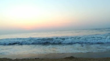 Kapalı deniz kumsalı. Panoramik plaj manzarası. Tropikal deniz manzarası ufkuna ilham ver. Turuncu ve altın rengi gün batımı gökyüzü sakinlik, dinlendirici güneş ışığı yaz havası. Tatil tatili afişi Deniz dalgaları dalgalar dalgalar deniz dalgaları.