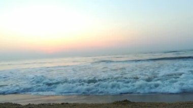 Kapalı deniz kumsalı. Panoramik plaj manzarası. Tropikal deniz manzarası ufkuna ilham ver. Turuncu ve altın rengi gün batımı gökyüzü sakinlik, dinlendirici güneş ışığı yaz havası. Tatil tatili afişi Deniz dalgaları dalgalar dalgalar deniz dalgaları.