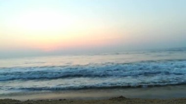 Kapalı deniz kumsalı. Panoramik plaj manzarası. Tropikal deniz manzarası ufkuna ilham ver. Turuncu ve altın rengi gün batımı gökyüzü sakinlik, dinlendirici güneş ışığı yaz havası. Tatil tatili afişi Deniz dalgaları dalgalar dalgalar deniz dalgaları.