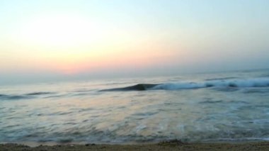Kapalı deniz kumsalı. Panoramik plaj manzarası. Tropikal deniz manzarası ufkuna ilham ver. Turuncu ve altın rengi gün batımı gökyüzü sakinlik, dinlendirici güneş ışığı yaz havası. Tatil tatili afişi Atlantik Okyanusu üzerinde gün doğumu, okyanus dalgaları