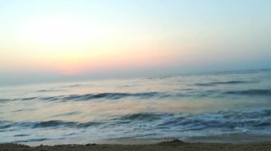 Kapalı deniz kumsalı. Panoramik plaj manzarası. Tropikal deniz manzarası ufkuna ilham ver. Turuncu ve altın rengi gün batımı gökyüzü sakinlik, dinlendirici güneş ışığı yaz havası. Tatil tatili afişi Atlantik Okyanusu üzerinde gün doğumu, okyanus dalgaları