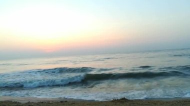 Kapalı deniz kumsalı. Panoramik plaj manzarası. Tropikal deniz manzarası ufkuna ilham ver. Turuncu ve altın rengi gün batımı gökyüzü sakinlik, dinlendirici güneş ışığı yaz havası. Tatil tatili afişi Atlantik Okyanusu üzerinde gün doğumu, okyanus dalgaları