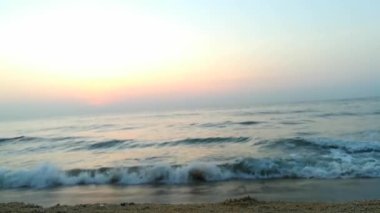 Kapalı deniz kumsalı. Panoramik plaj manzarası. Tropikal deniz manzarası ufkuna ilham ver. Turuncu ve altın rengi gün batımı gökyüzü sakinlik, dinlendirici güneş ışığı yaz havası. Tatil tatili afişi Atlantik Okyanusu üzerinde gün doğumu, okyanus dalgaları