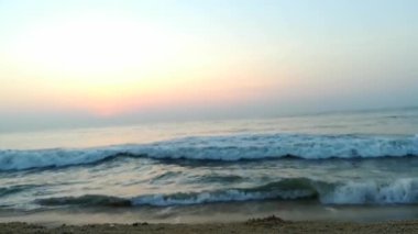 Güneşin doğuşunda balıkçıyla birlikte teknenin silueti Horizon Sunrise sahilinde güzel bir gün doğumu. Okyanus ve altın güneş doğuyor, parlak altın arka plan. Güneşin batışında dramatik bulutlu gökyüzünün olduğu güzel manzara. turuncu 