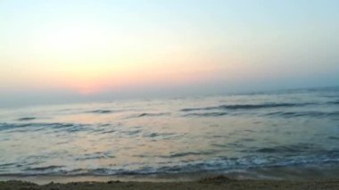 Güneşin doğuşunda balıkçıyla birlikte teknenin silueti Horizon Sunrise sahilinde güzel bir gün doğumu. Okyanus ve altın güneş doğuyor, parlak altın arka plan. Güneşin batışında dramatik bulutlu gökyüzünün olduğu güzel manzara. turuncu 