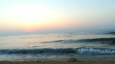 Güneşin doğuşunda balıkçıyla birlikte teknenin silueti Horizon Sunrise sahilinde güzel bir gün doğumu. Okyanus ve altın güneş doğuyor, parlak altın arka plan. Güneşin batışında dramatik bulutlu gökyüzünün olduğu güzel manzara. turuncu 